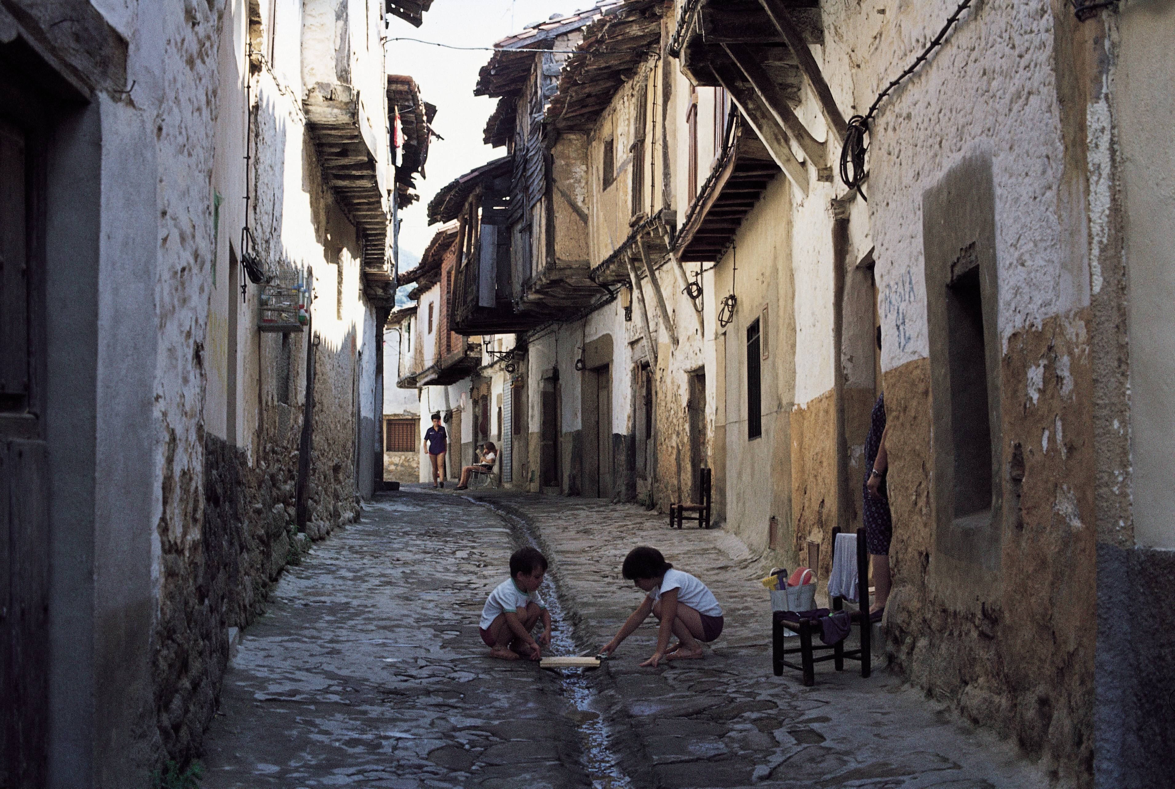 Unos niños juegan en una calle de Valverde de la Vera, en Cáceres, en una imagen de archivo de 2006.
