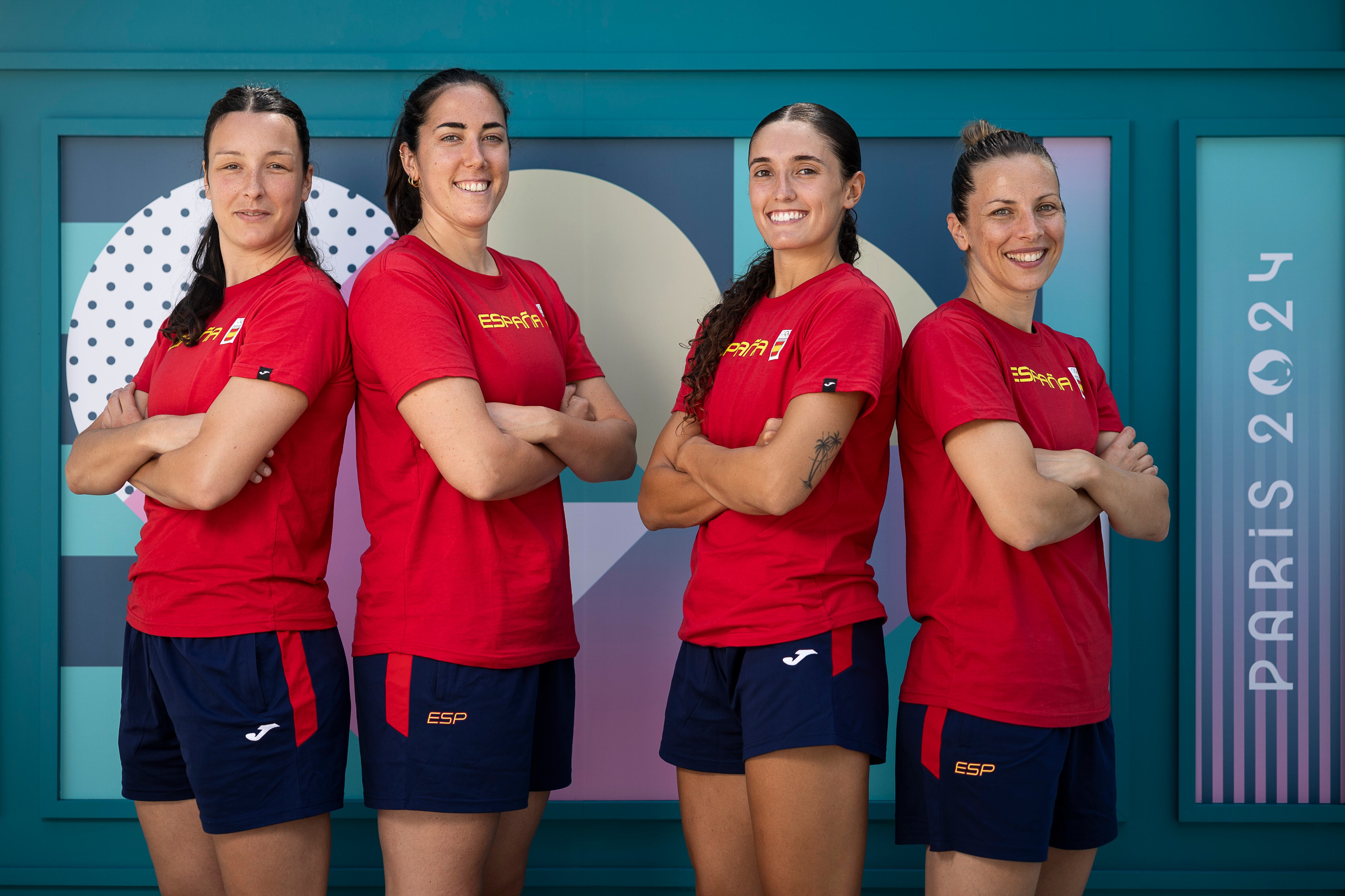 De izquierda a derecha, Gracia Alonso de Armiño, Vega Gimeno, Juana Camilión y Sandra Ygueravide, en la Villa Olímpica.