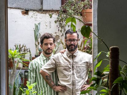 Pancho Doren y Jesús Monteagudo, en el patio de su tienda en el barrio de Gràcia, en Barcelona.