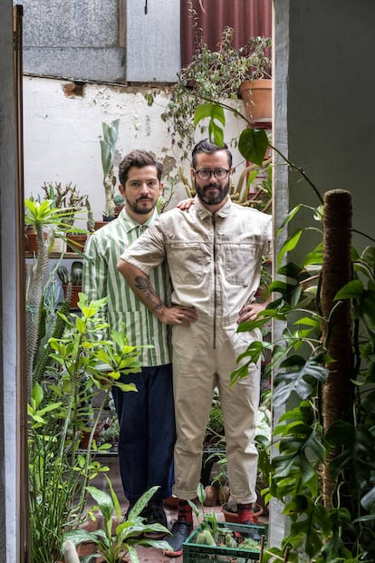 Pancho Doren y Jesús Monteagudo, en el patio de su tienda en el barrio de Gràcia, en Barcelona.