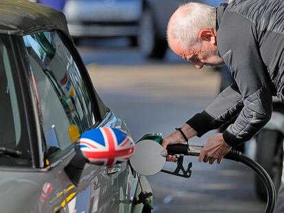 Un conductor lograba repostar este miércoles en una gasolinera de Londres, después de horas de hacer cola.