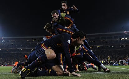 David Villa y el resto de la selección celebran el gol que ha dado el pase a España a semifinales del Mundial.