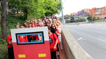 Los vecinos de los barrios de Trinitat Nova y Trinitat Vella descienden hacia la Meridiana, en donde cortaron la circulación durante cerca de 45 minutos.