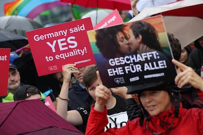 Seguidores de la legalización del matrimonio del mismo sexo celebran el resultado de la votación en el exterior del Parlamento, en Berlín (Alemania), el 30 de junio de 2017.