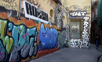 Varios autores. Calle Salinas. Las calles del centro histórico de Valencia, con el Barrio del Carmen como laboratorio y mirador privilegiado han sido, y siguen siendo, un espacio abonado para las incursiones de los comandos  graffiteros, ya sea para la ejecución del clásico graffiti tagging, propuestas de denuncia social o para ejercicio de las técnicas más diversas.
