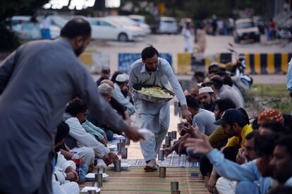Un grupo de voluntarios paquistaníes sirve Iftar (comida nocturna con la que se rompe el ayuno diario durante el mes islámico del Ramadán) en Islamabad (Pakistán).