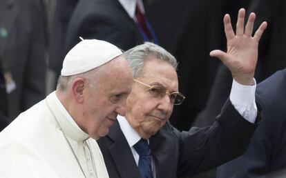Ra&uacute;l Castro saluda a la gente mientras se dispone a abandonar el aeropuerto junto al Papa tras la ceremonia de bienvenida.