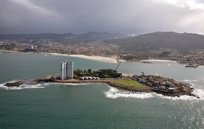 Vista aérea de la isla privada de Toralla, junto a la playa de O Vao (Vigo)