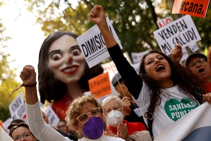 “Queremos dejar a nuestros hijos y nietos el más valioso de los legados, que hemos recibido gracias al esfuerzo de nuestros mayores. Porque no solo estamos defendiendo el derecho a la sanidad pública, sino también el derecho a una sociedad más justa y democrática”, defiende el manifiesto de la protesta.