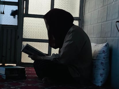 Las afganas recurren a la lectura en secreto, arriesgándose a severos castigos si son descubiertas por los talibanes. En la imagen, tomada en junio de 2025, la responsable del club de lectura para mujeres, Fahr Parsi (nombre ficticio), lee un libro. 
