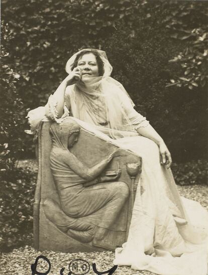 Loïe Fuller sentada en un asiento a la antigua. 1914 (Harry C. Ellis).  Paris, musée d'Orsay