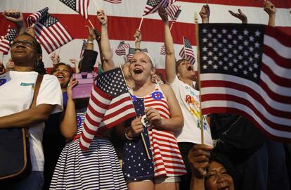 Partidarios demócratas festejan la victoria de Hillary Clinton en Brooklyn, Nueva York.