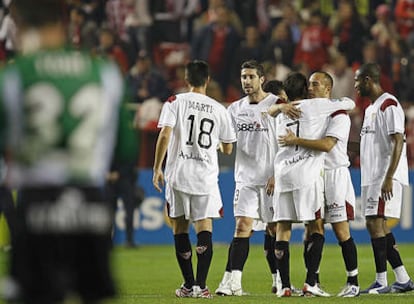 Los jugadores del Sevilla se abrazan al finalizar el partido