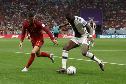 Ferrán Torres y Antonio Rudiguer pelean un balón durante el partido entre España y Alemania. 