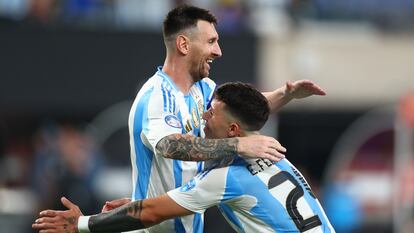 Lionel Messi celebra el gol con Enzo Fernández.