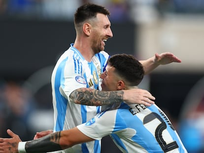 Lionel Messi celebra el gol con Enzo Fernández.