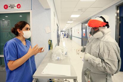 Una enfermera y un médico conversan en un hospital que atiende pacientes con covid-19 en León, Guanajuato el pasado 23 de julio.