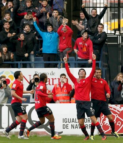 Los jugadores de Osasuna celebran el primer gol ante el Espanyol.