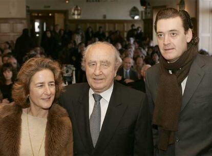 Gonzalo Chillida, entre su hija Alicia y Miguel Zugaza, en San Sebastián.