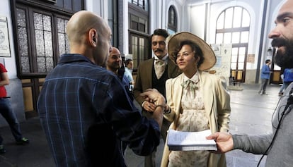 Irene Escolar y Daniel Holguín reciben indicaciones de Joaquín Llamas, director de 'Princesa Paca'.