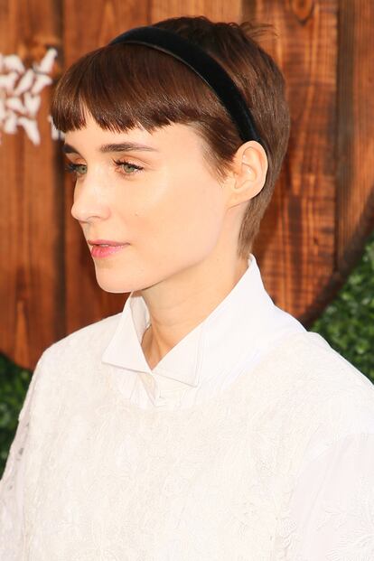 Aquellas que tengan el pelo corto y quieran cambiar de peinado para una boda, bautizo o comunión pueden copiar a Rooney Mara. Una sencilla diadema le sirve a la actriz para aportar un toque distinto a su pixie con flequillo.