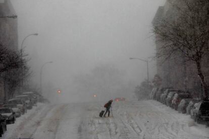 Una mujer camina por una calle nevada en Manhattan, Nueva York, el 4 de enero de 2018.
