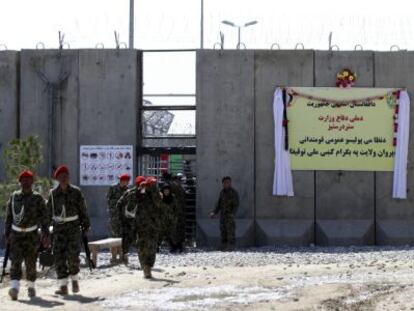 Fachada de la prisión de Bragram, en las afueras de Kabul (Afganistán), tomada en marzo de 2013.