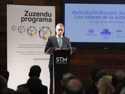 I&ntilde;igo Urkullu interviene en la clausura las jornadas sobre la autocr&iacute;tica celebradas en San Sebasti&aacute;n.