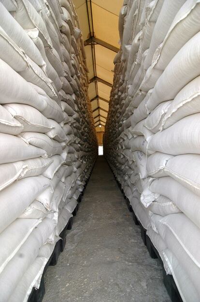 Mazar e Sharif, Afganistán, 2010. Para el encargado de este almacén en Mazar e Sharif, presumir del alineamiento de las pilas de sacos era algo que había quedado atrás. Sus esfuerzos se centraban en el rigor del almacenaje por fechas de caducidad, algo que siempre insistía en mostrarme cuando visitaba el almacén.