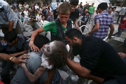 Labores de rescate en el barrio Douma en Damasco (Siria) tras un bombardeo de las fuerzas leales al presidente sirio, Bashar al-Asssad.