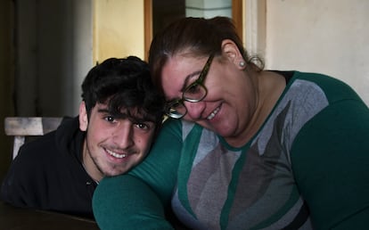 Facundo con su madre Alba Mónica Barrera.