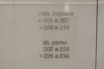 En el pasillo de la residencia del primer equipo vienen indicadas las habitaciones como si fuera un hotel normal y corriente. Cada jugador elige una a principio de año y se queda con la misma toda la temporada. Cuando el equipo se concentra antes de los partidos, la plantilla duerme aquí. A diario acuden al comedor para desayunar antes de los entrenamientos. 