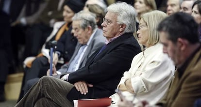 Felipe González, con Natalia Rodríguez Salmones y Francisco Rubio Llorente.