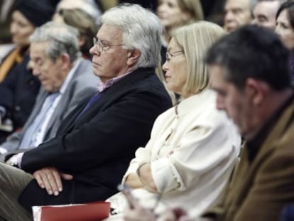 Felipe González, con Natalia Rodríguez Salmones y Francisco Rubio Llorente.