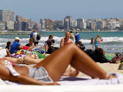 Turistas en la playa de El Postiguet (Alicante).