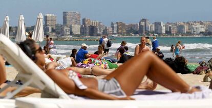 Turistas en la playa de El Postiguet (Alicante).