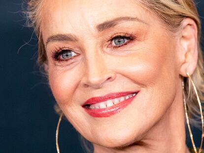 Los Angeles (United States), 17/03/2023.- US actress Sharon Stone poses for photographers as she attends 'the Women's Cancer Research Fund's An Unforgettable Evening Benefit Gala' at the Beverly Wilshire in Beverly Hills, California, USA, 16 March 2023. (Estados Unidos) EFE/EPA/ETIENNE LAURENT
