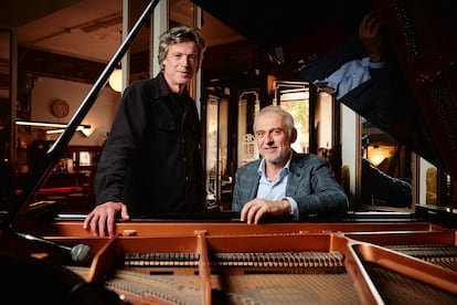 Francisco Uzcanga y Ricardo Casas (sentado), ante el piano del Café Central de Madrid.