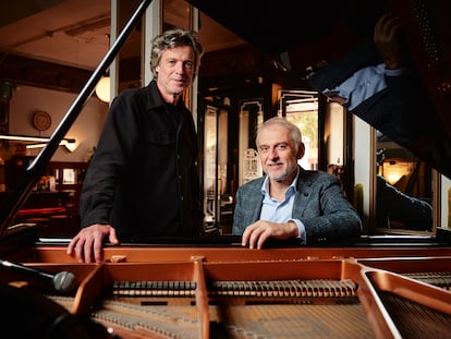 Francisco Uzcanga y Ricardo Casas (sentado), ante el piano del Café Central de Madrid.