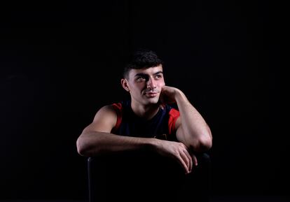 El jugador de la selección española Pedri, tras el entrenamiento en la Universidad de Qatar, en Doha, Qatar.