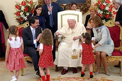 Juan Pablo II, junto a Aznar, Ana Botella y varios miembros de la familia del jefe del Gobierno, en la Nunciatura Apostólica.