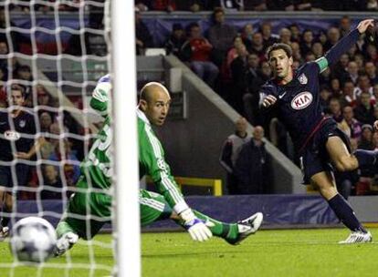 Maxi remata con la derecha el gol del Atlético y Reina, portero del Liverpool, reacciona tarde.