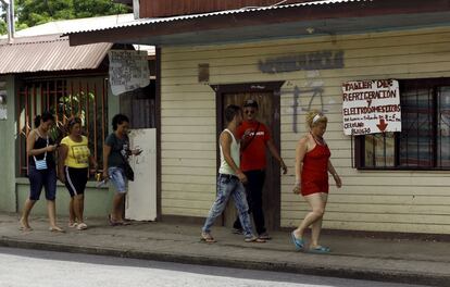 Inmigrantes cubanos caminan por la ciudad de La Cruz, cercana a la frontera entre Costa Rica y Nicaragua.