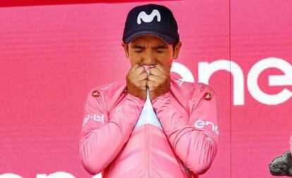 Richard Carapaz besa la 'maglia' rosa en el podio.