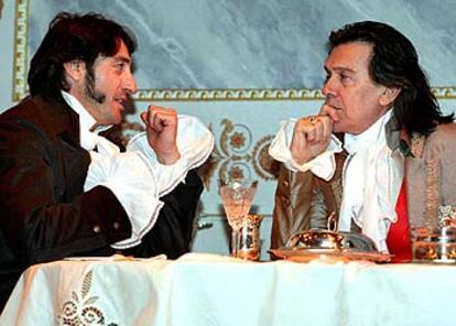 Carmelo Gómez (a la izquierda) y Josep Maria Flotats, en una escena de <i>La cena</i>.