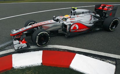 Lewis Hamilton apura una curva durante los entrenamientos libres del GP de China.