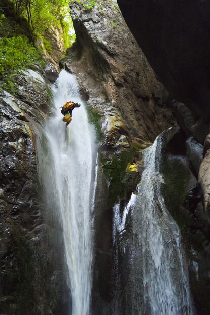 Un escalador desciende por una de las cascadas del barranco de Otal, en el entorno del parque nacional de Ordesa y Monte Perdido (Huesca).