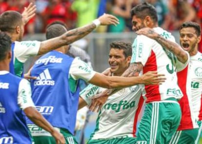 Jogadores do Palmeiras comemoram gol.