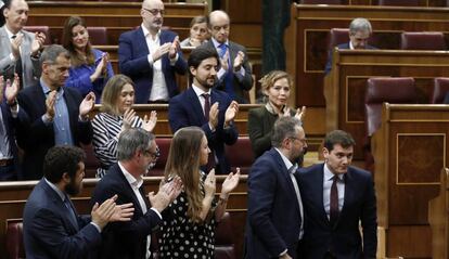 Albert Rivera, aplaudido por el grupo parlamentario de Ciudadanos, este jueves en el Congreso.