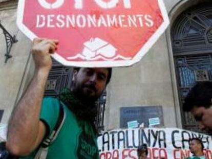 Imagen de una manifestación anti desahucios en la puerta de la sede de CatalunyaCaixa en Barcelona el 5 de noviembre